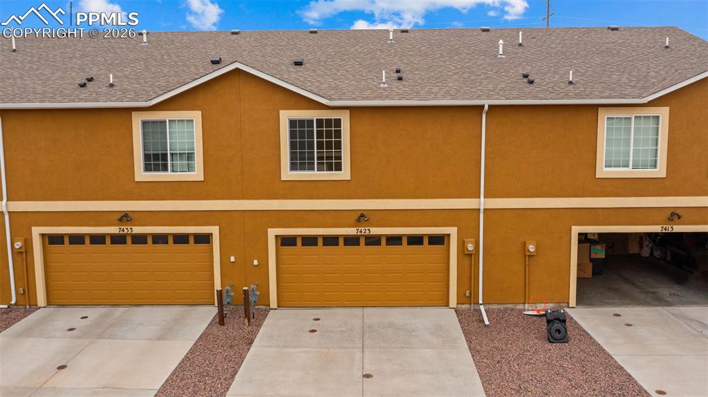 Image 32 of 43: Garage