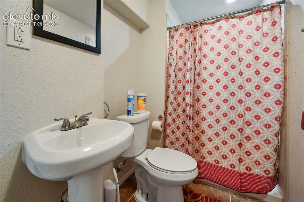 Image 29 of 39: Bathroom