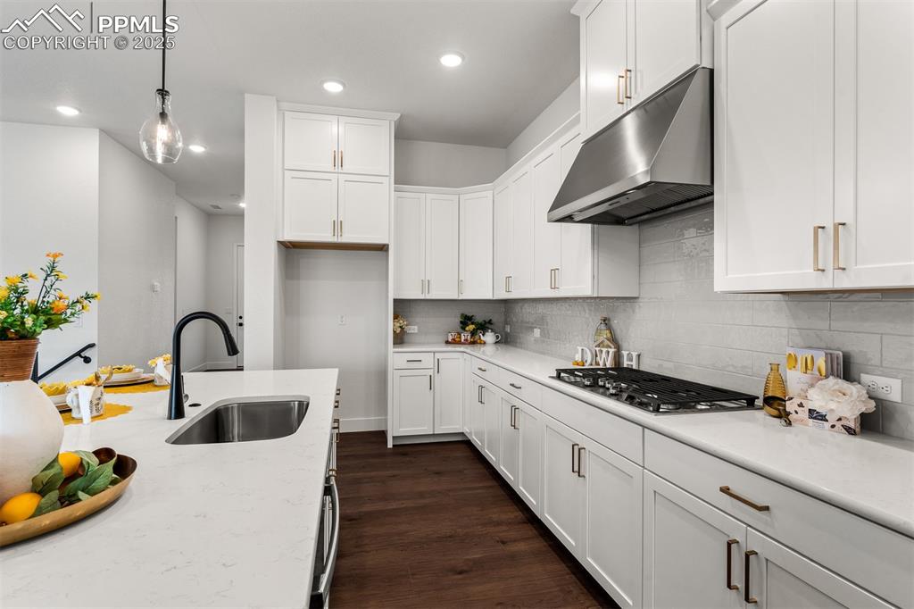 Image 10 of 40: Kitchen