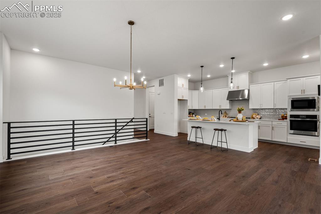 Image 15 of 40: Dining Area