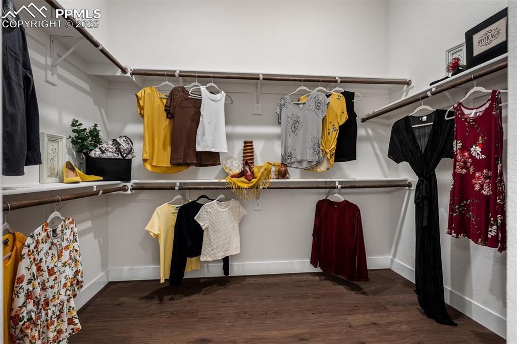 Image 20 of 40: Closet