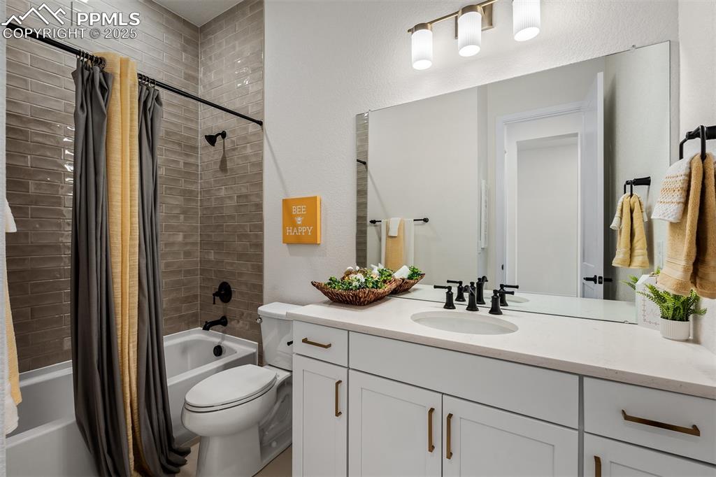 Image 25 of 40: Bathroom