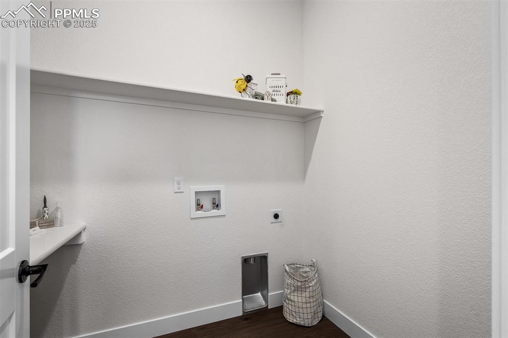 Image 27 of 40: Laundry