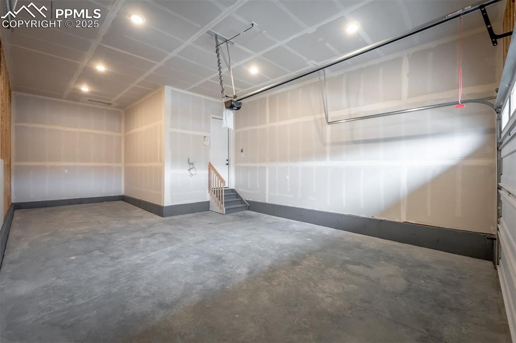 Image 29 of 40: Garage