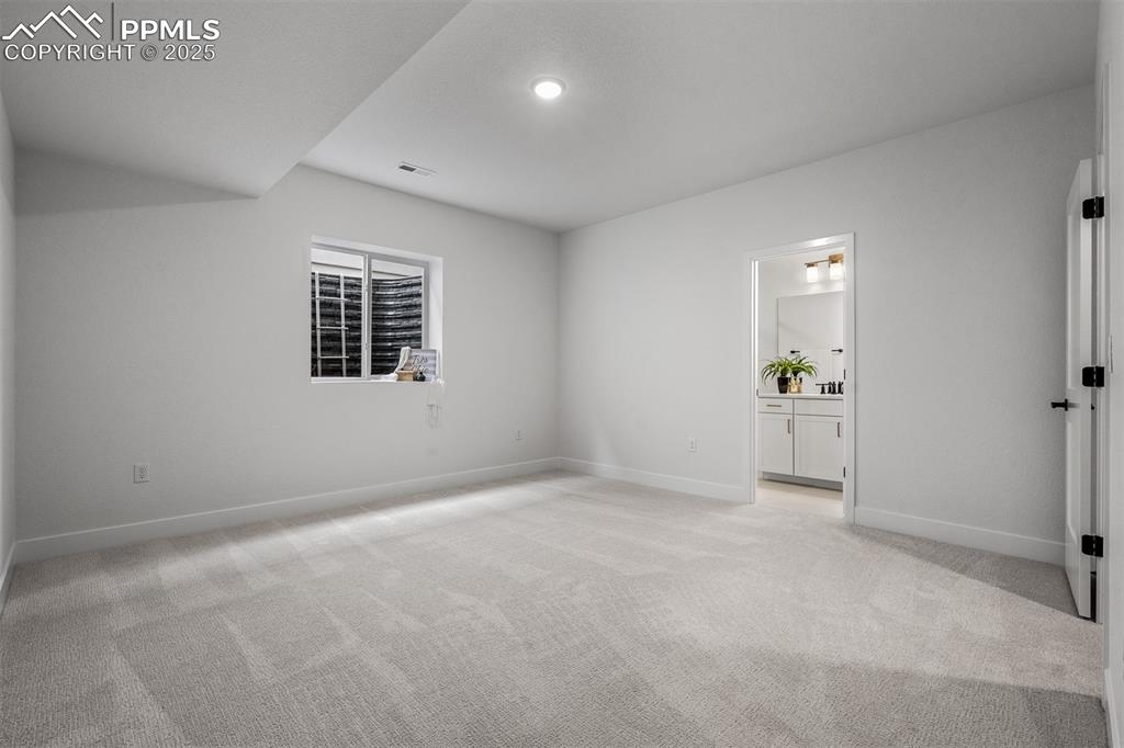 Image 34 of 40: Bedroom