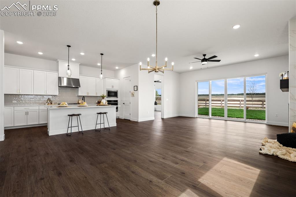 Image 5 of 40: Living Room