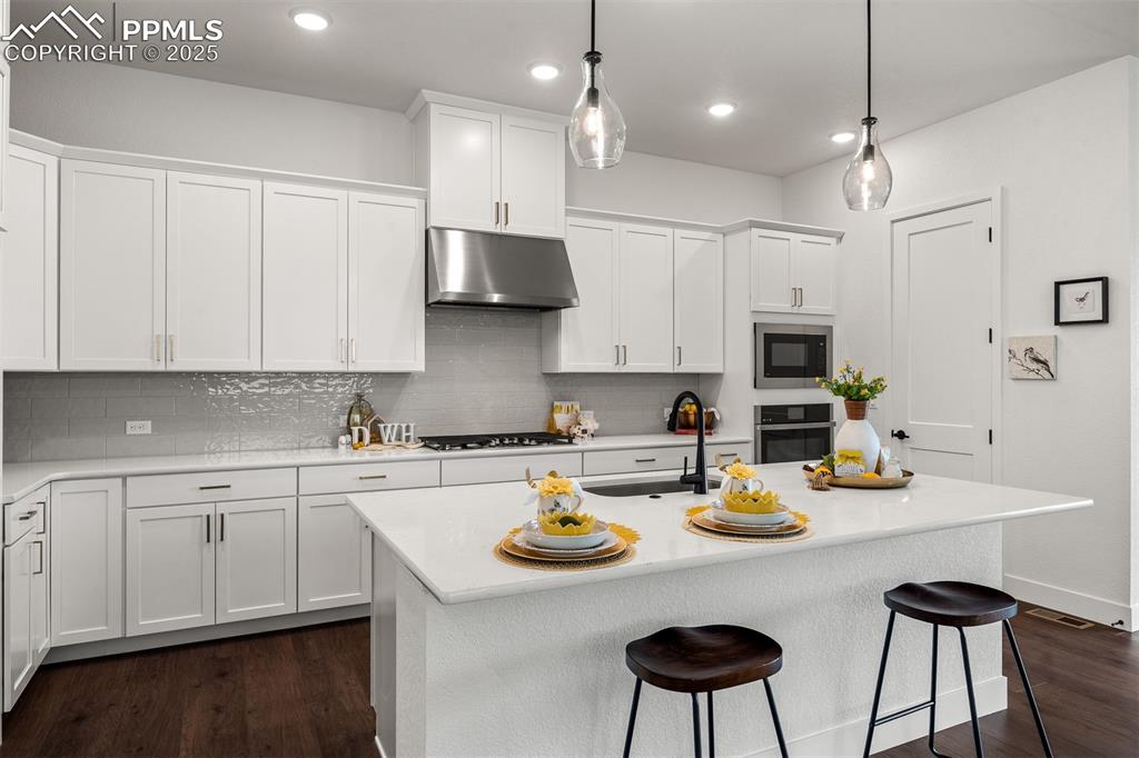 Image 7 of 40: Kitchen