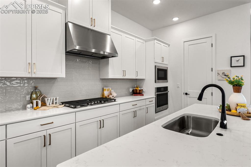 Image 9 of 40: Kitchen