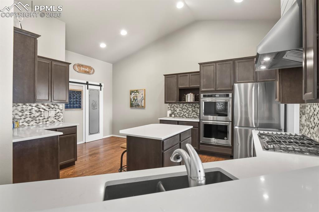 Image 22 of 49: Kitchen