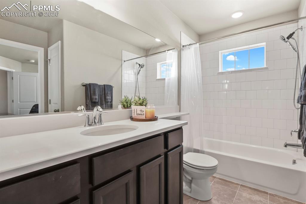 Image 8 of 49: Full bathroom adjoins both secondary bedrooms on the main level.