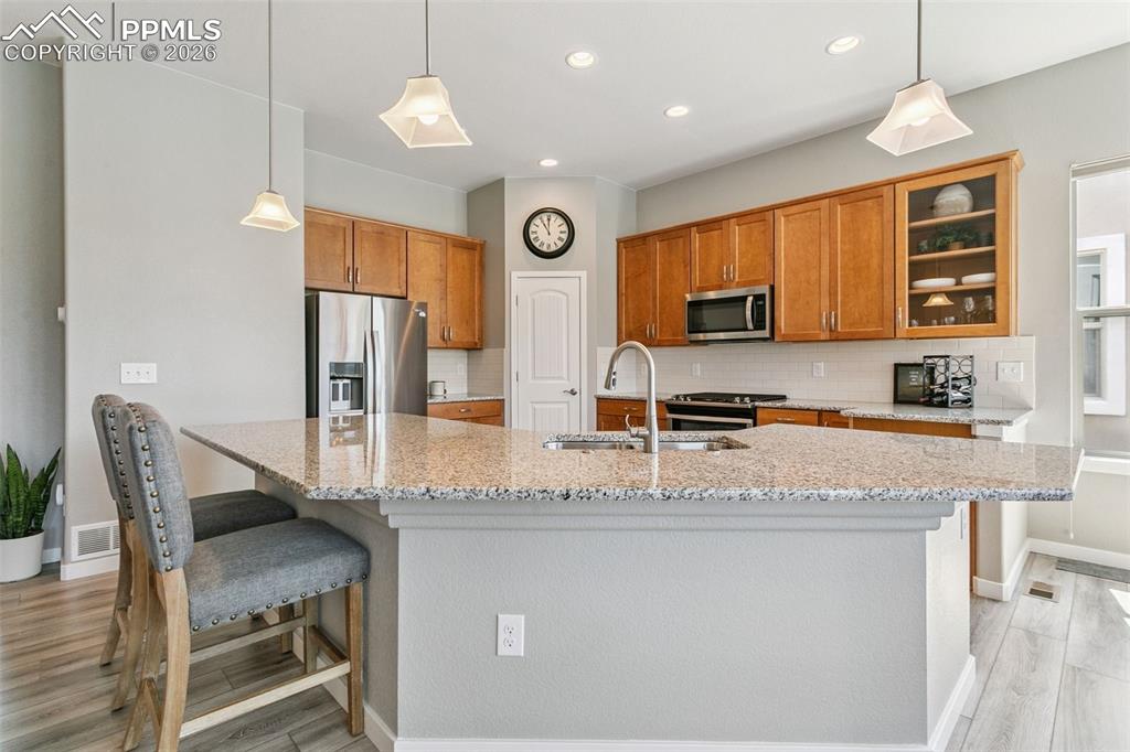 Image 18 of 50: Fabulous Center Island with Breakfast Nook