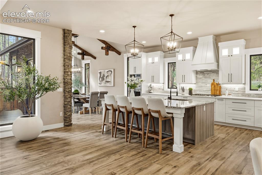Image 10 of 50: Kitchen