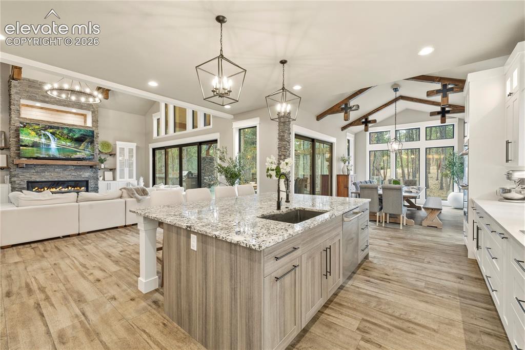 Image 12 of 50: Kitchen