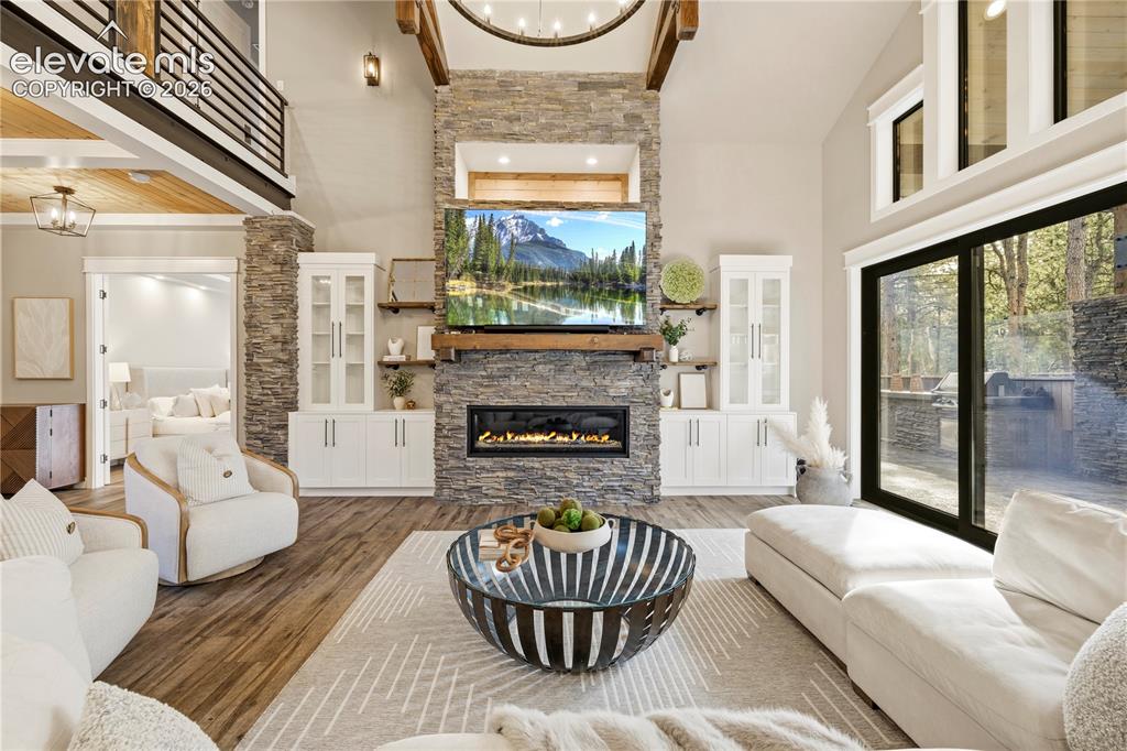 Image 8 of 50: Living Room