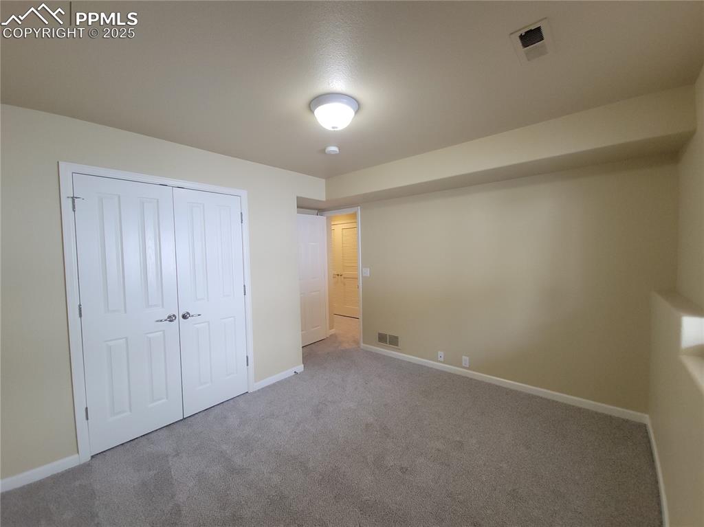 Image 17 of 19: Bedroom