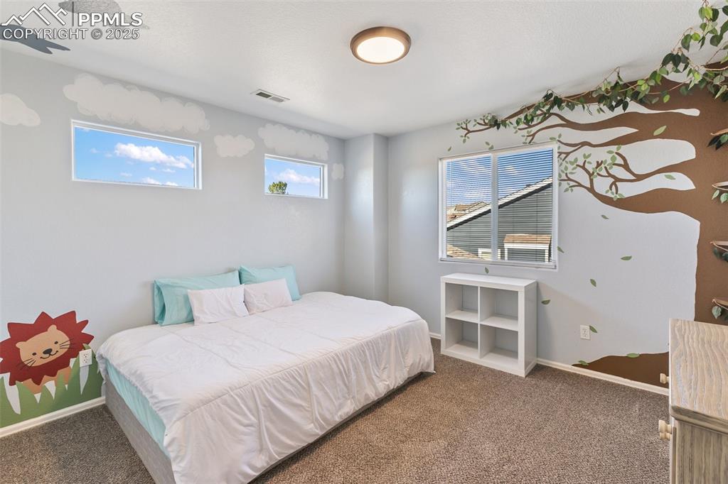 Image 18 of 32: Bedroom