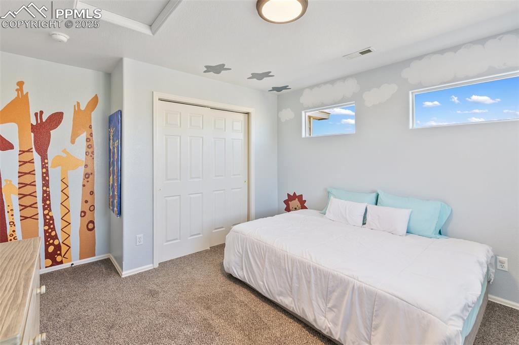 Image 19 of 32: Bedroom