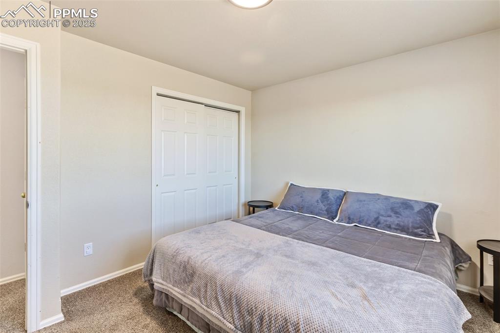 Image 21 of 32: Bedroom