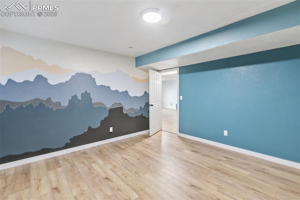 Image 25 of 32: Bedroom