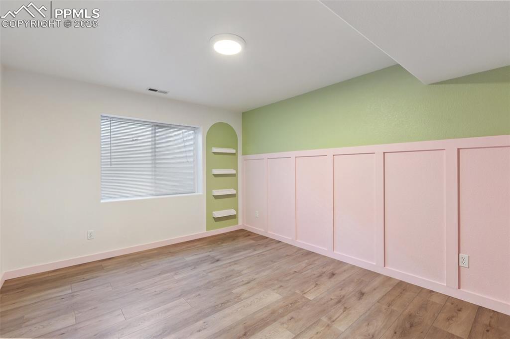 Image 27 of 32: Bedroom