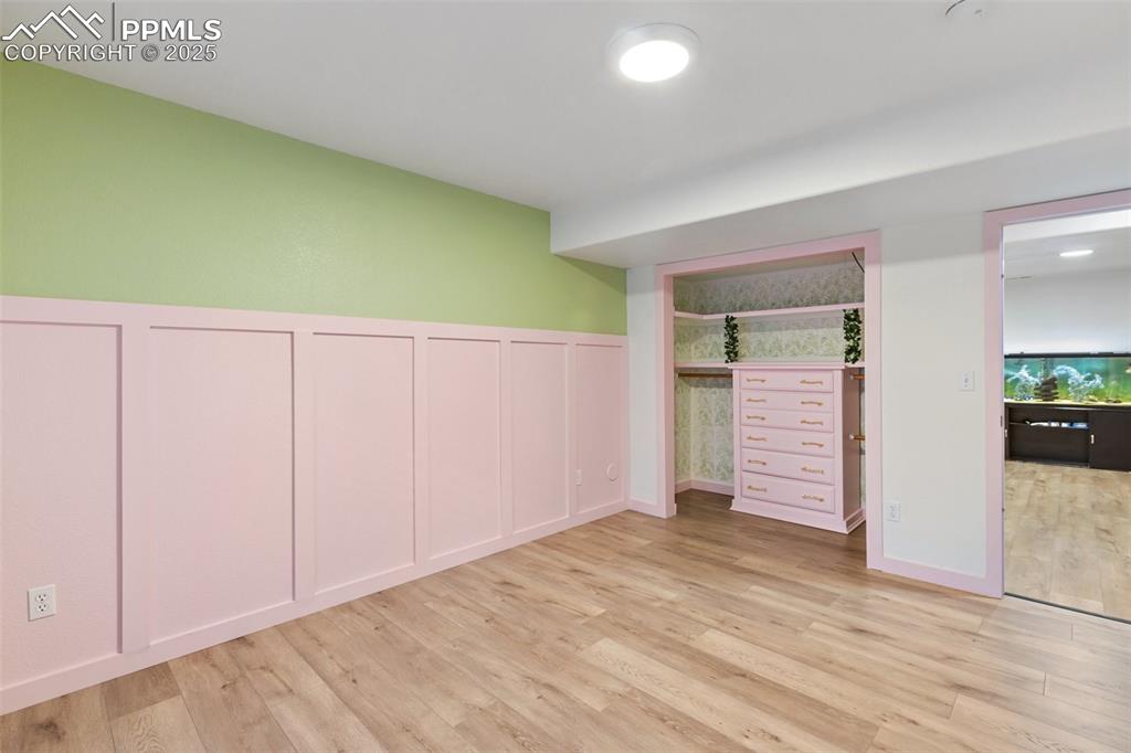 Image 28 of 32: Bedroom