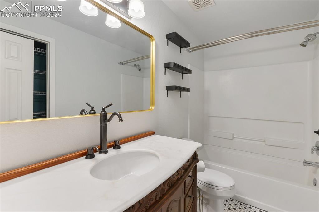 Image 29 of 32: Bathroom