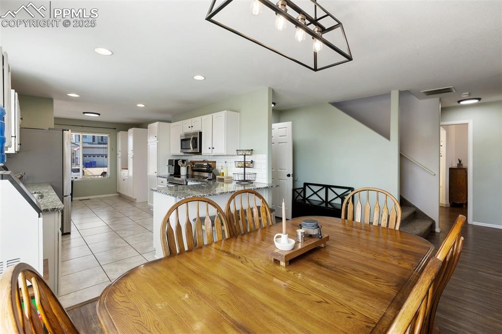 Image 6 of 32: Dining Area