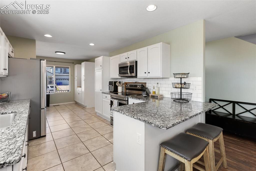 Image 7 of 32: Kitchen