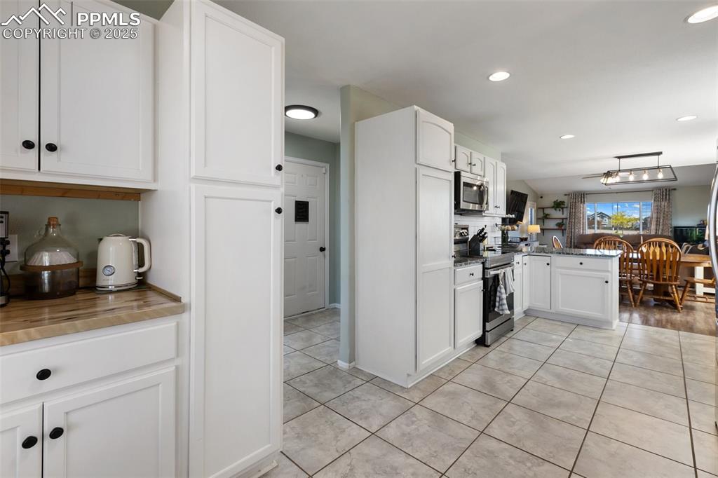 Image 9 of 32: Kitchen