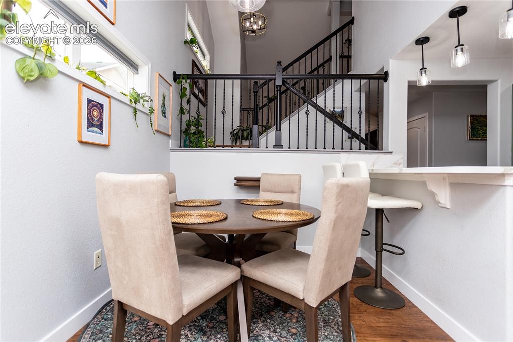 Image 13 of 45: Dining Area