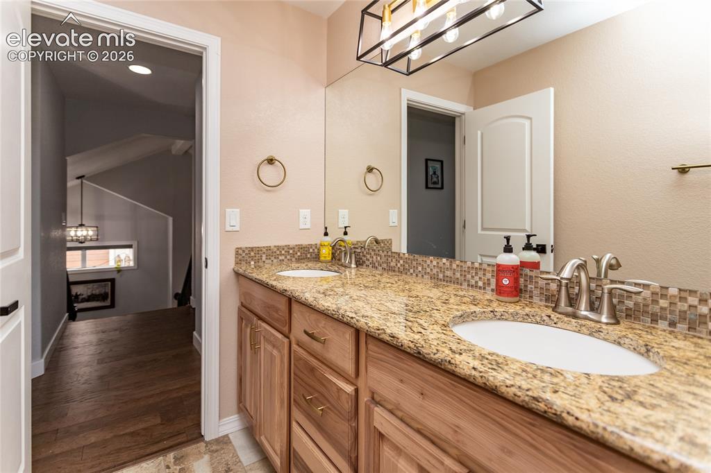 Image 19 of 45: Bathroom