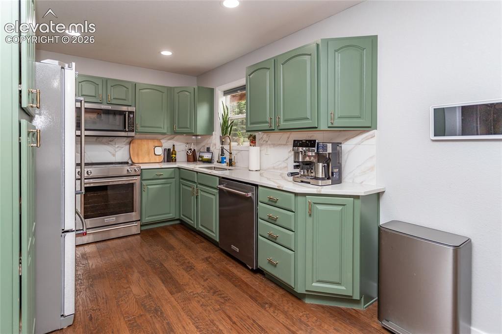 Image 7 of 45: Kitchen