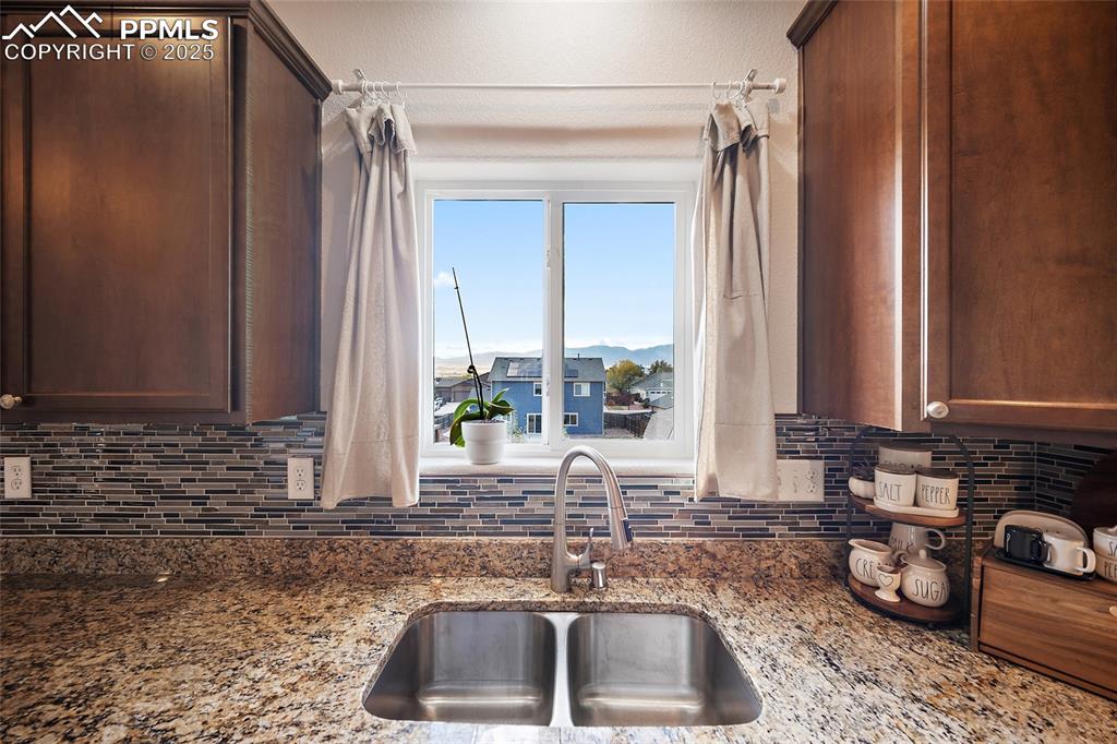 Image 13 of 50: Kitchen