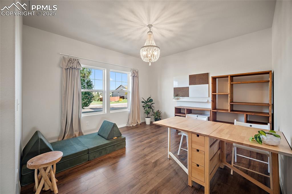 Image 16 of 50: Office