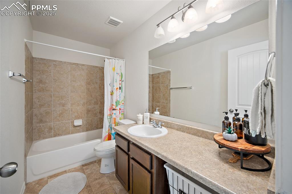 Image 22 of 50: Upper-Level bathroom.