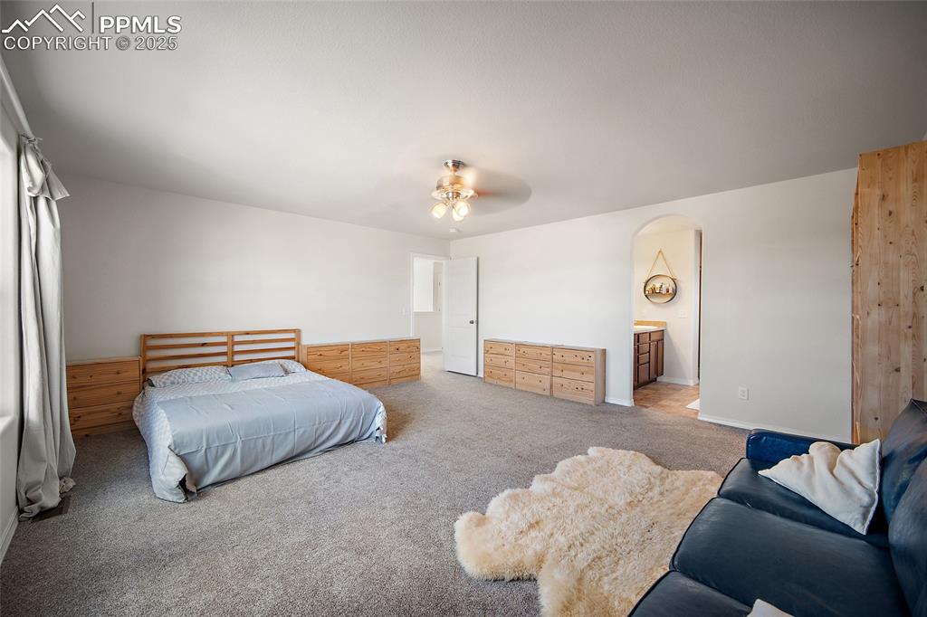 Image 26 of 50: Bedroom