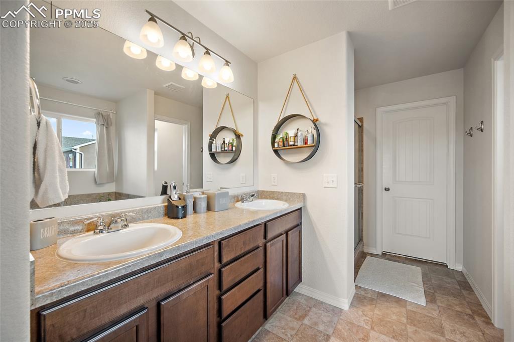 Image 27 of 50: Double sinks and good storage.