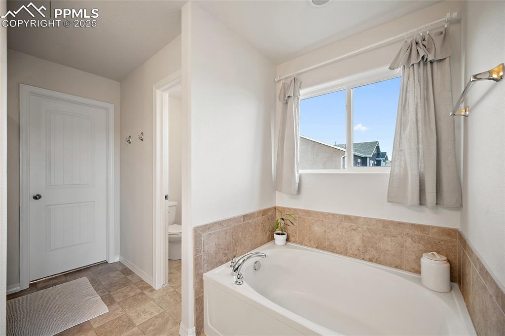 Image 28 of 50: Soaking tub.