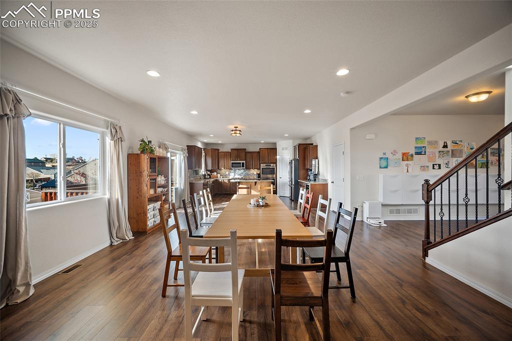 Image 7 of 50: Dining Area