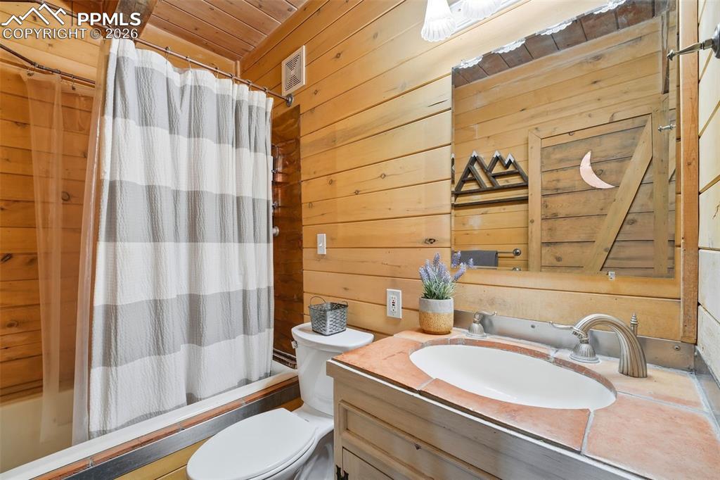 Image 15 of 50: Main Floor Bathroom