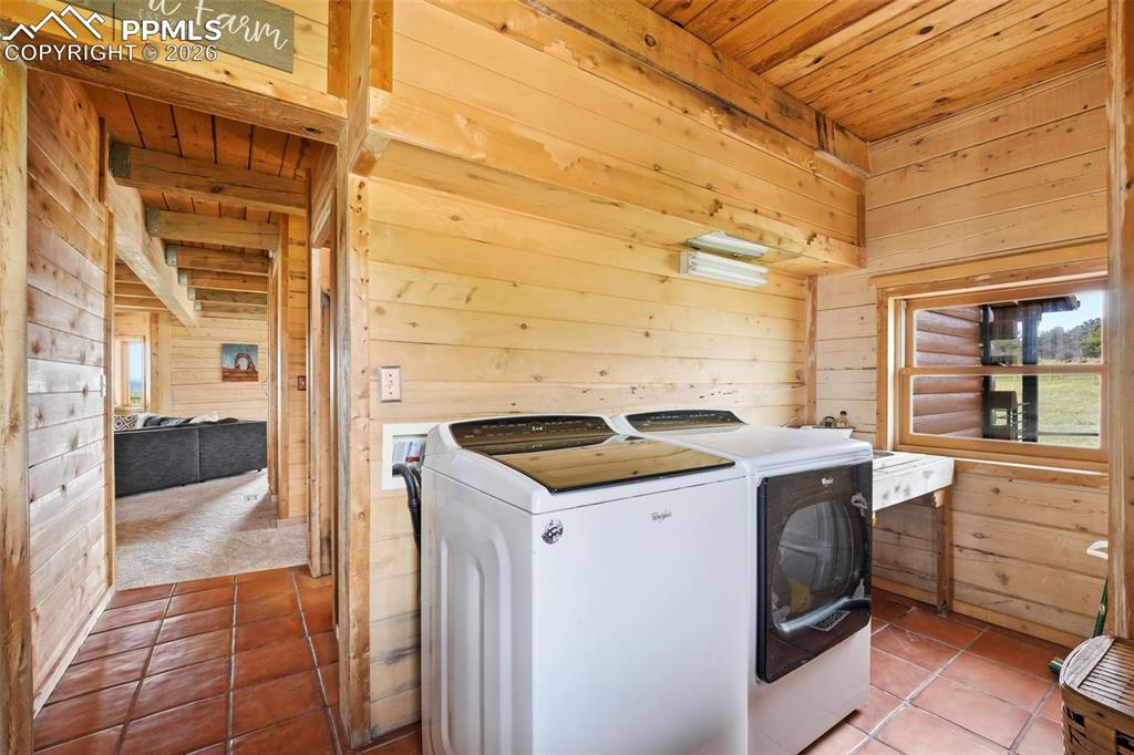 Image 16 of 50: Mudroom/Laundry