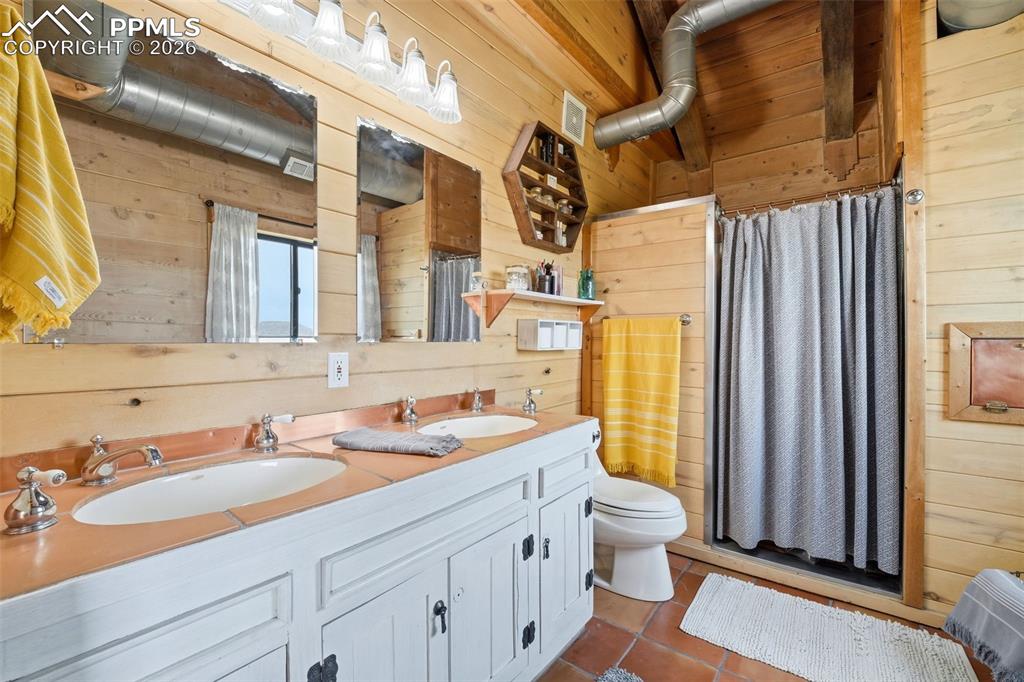 Image 22 of 50: En Suite Bathroom