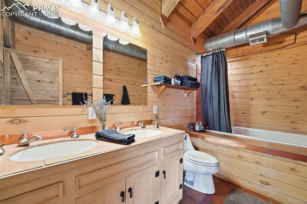 Image 26 of 50: En Suite Bathroom