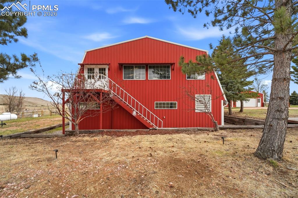 Image 40 of 50: Residential Outbuilding w/workshop and apartment above