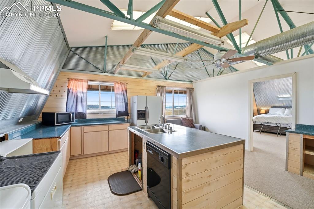 Image 42 of 50: Loft Apartment Kitchen