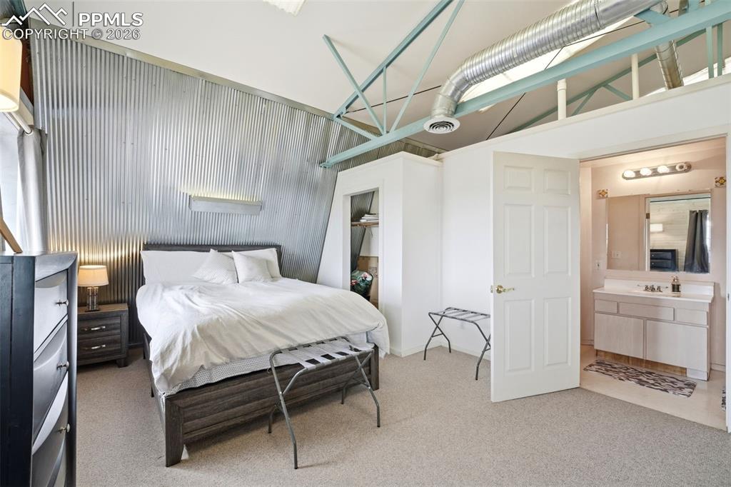 Image 43 of 50: Loft Apartment Bedroom