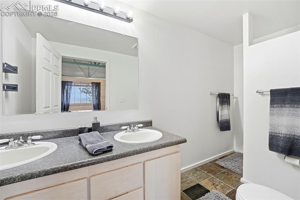 Image 46 of 50: Loft Apartment En Suite Bathroom