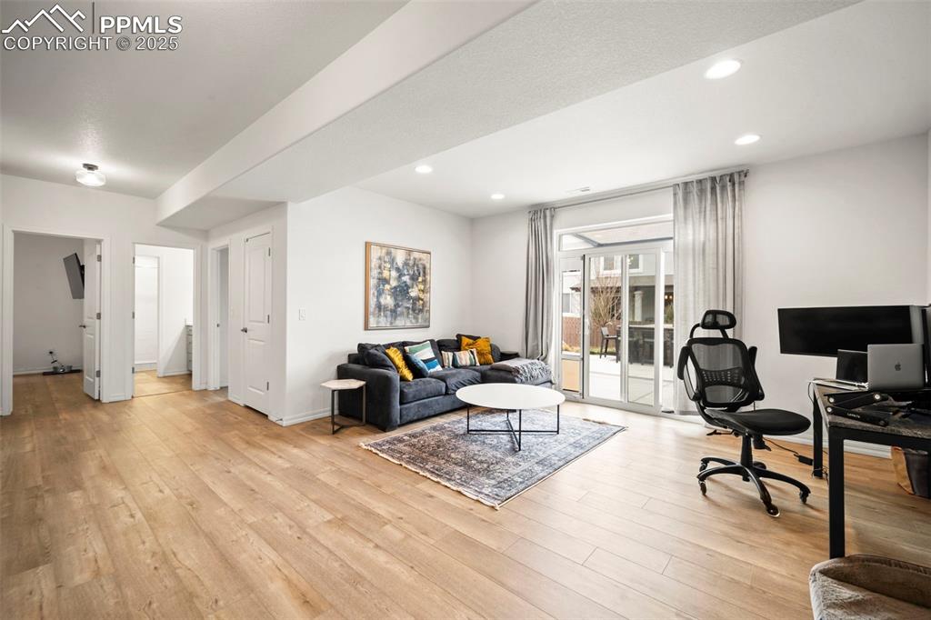 Image 23 of 48: Office