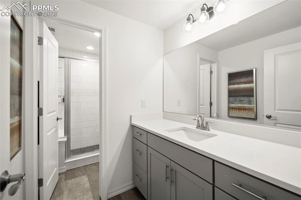 Image 25 of 48: Bathroom