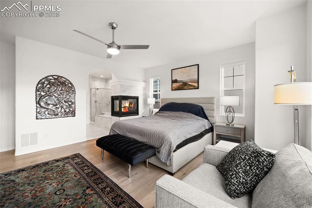 Image 32 of 48: Bedroom